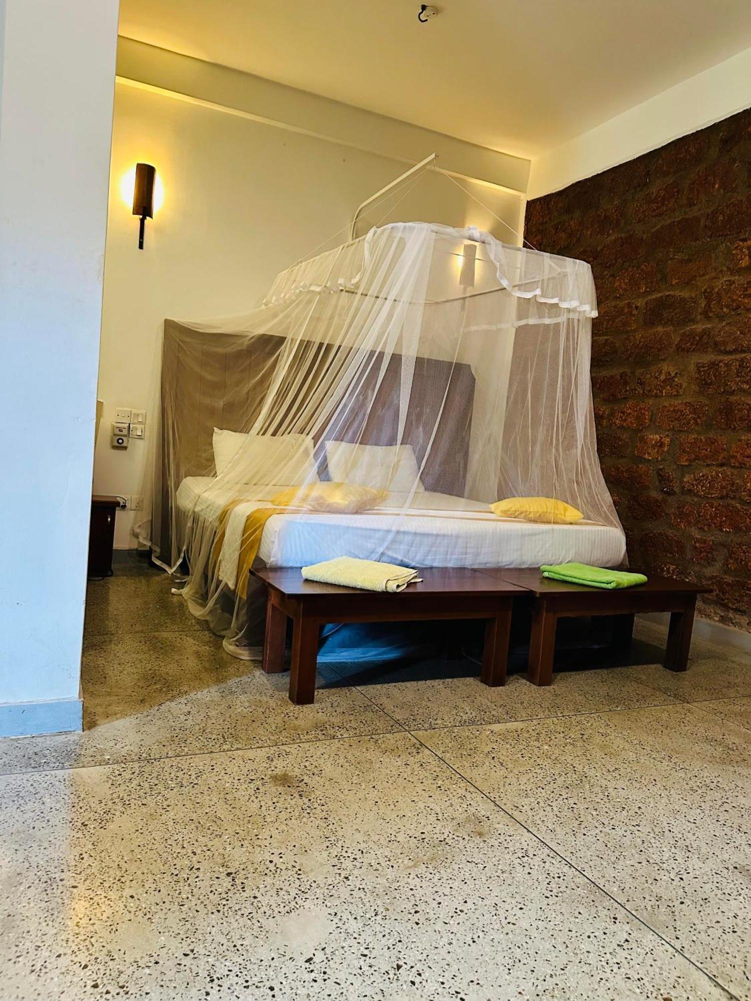 Lanka Bangla Inn Villas Restaurant & Travels คาตุนายากา ภายนอก รูปภาพ